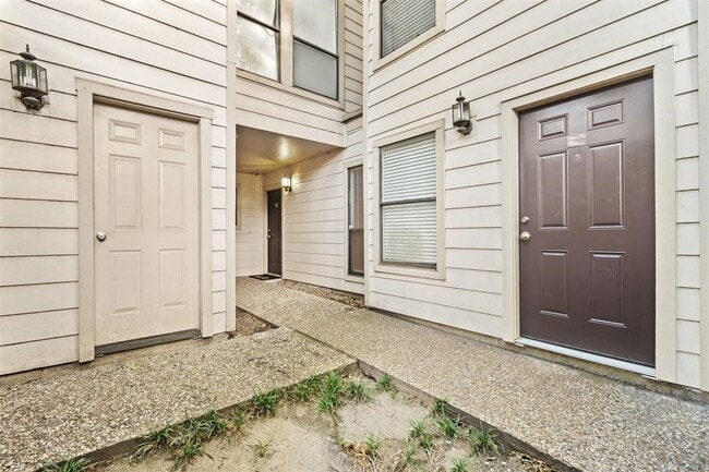 Building Photo - 2277 S Kirkwood Rd