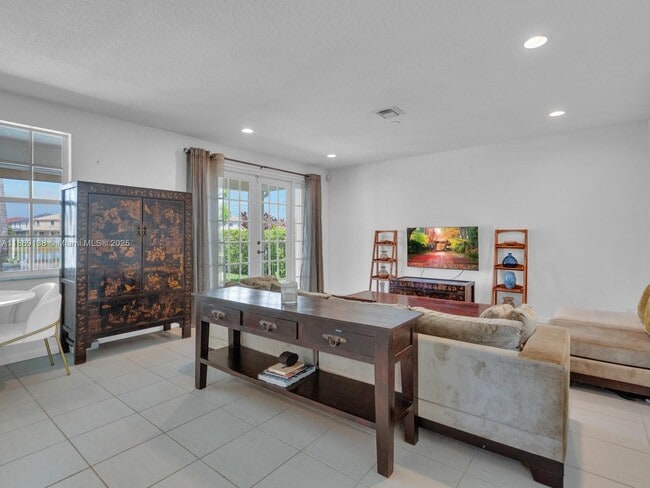 Building Photo - 4400 Fox Ridge Dr