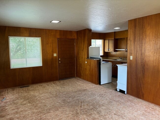 Building Photo - Cozy Country Home in the Suburb