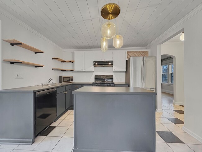 Building Photo - 2729 Vernon Ave S