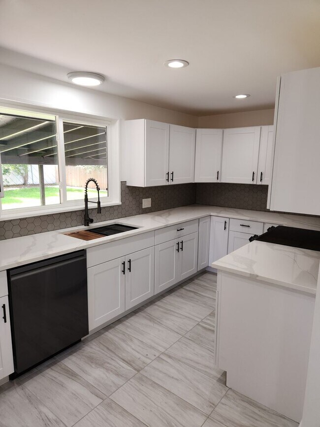 Building Photo - Completely renovated Ranch Style home in E...