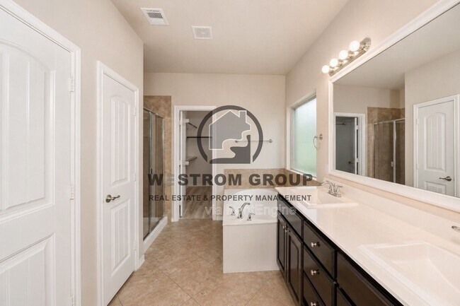 Building Photo - 3121 Hornbeam St