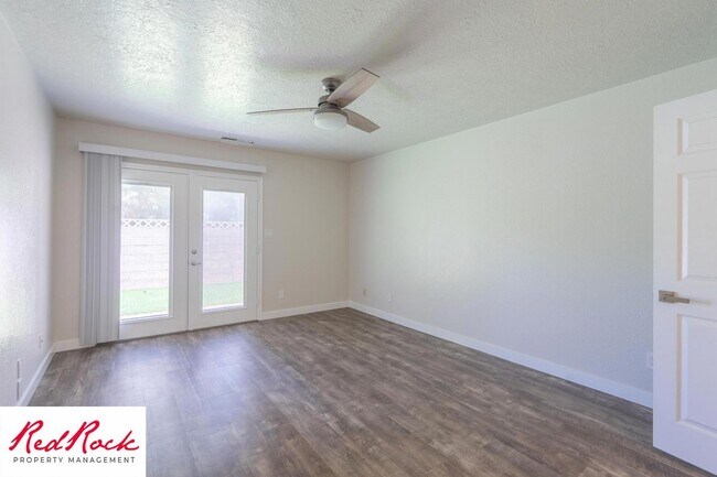 Building Photo - Newly Remodeled 3 Bedroom Townhome. Small ...