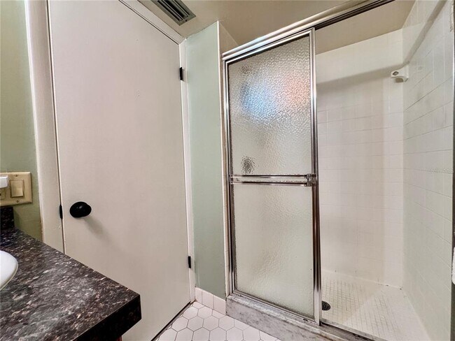 Building Photo - 2700 Cove Cay Dr