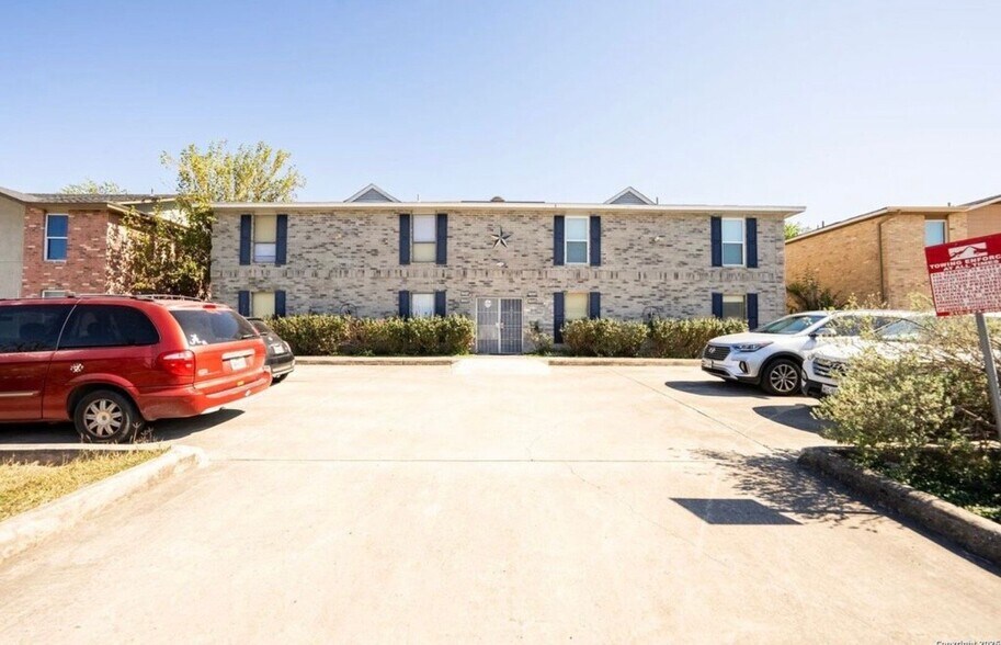 Building Photo - 7568 Windsor Oaks