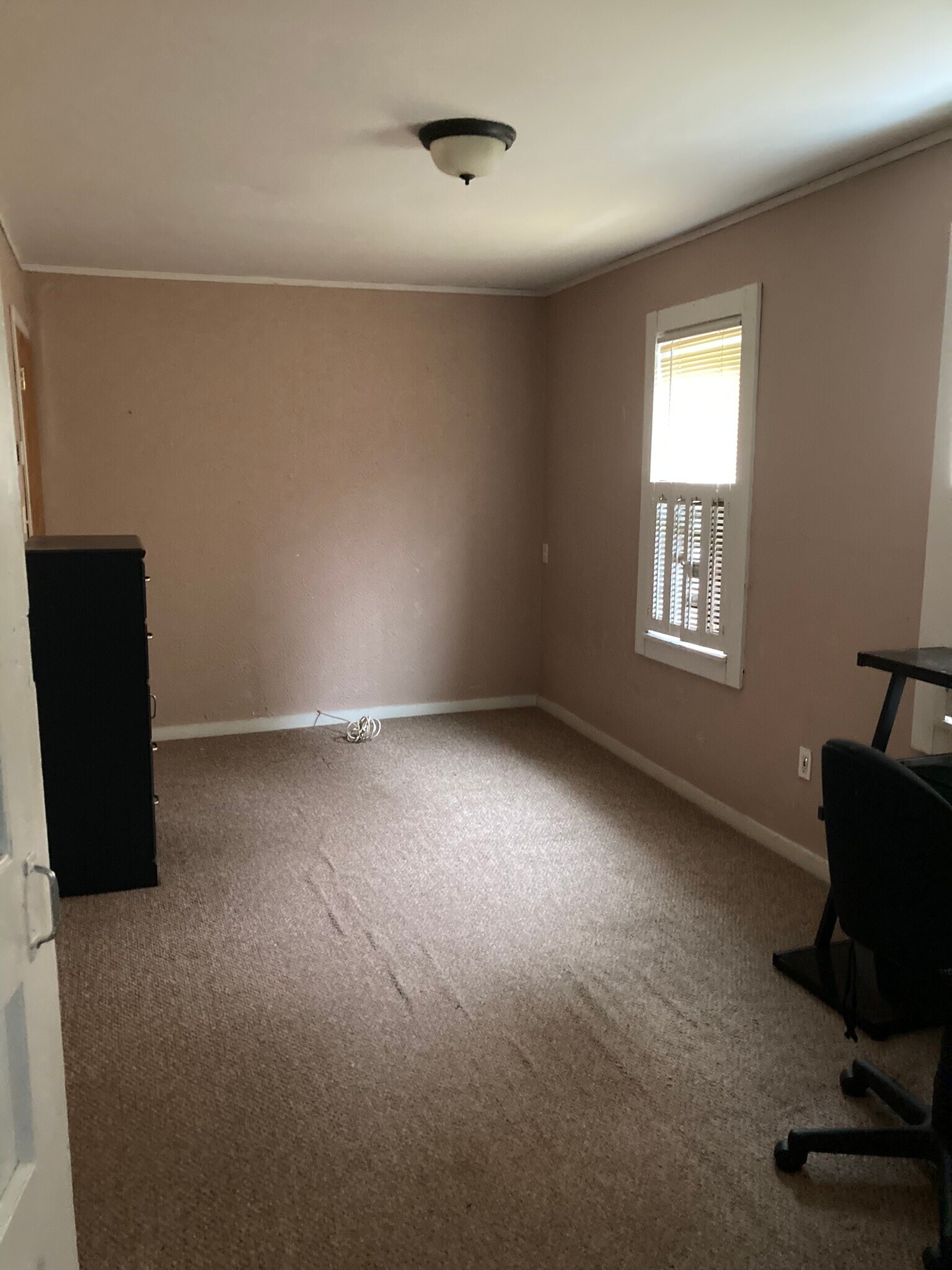 Large bedroom - 60 Grove St