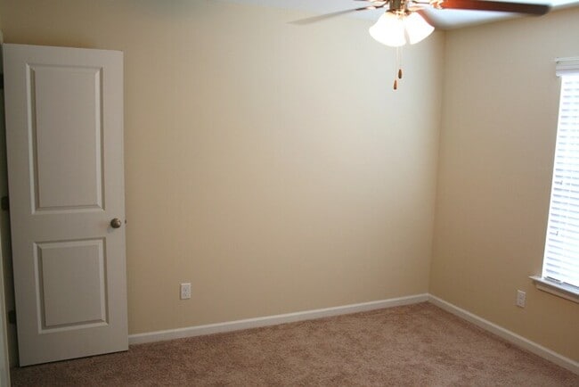 Building Photo - 4 bedroom cul de sac lot