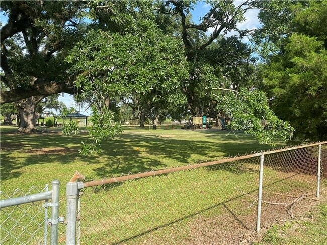 Building Photo - 15 Helis Dr