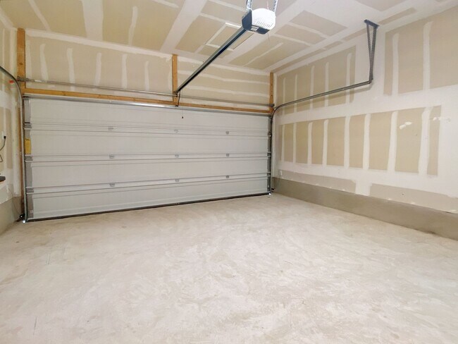 Building Photo - Beautiful and Spacious 4/BR 3.5/BA Modern ...