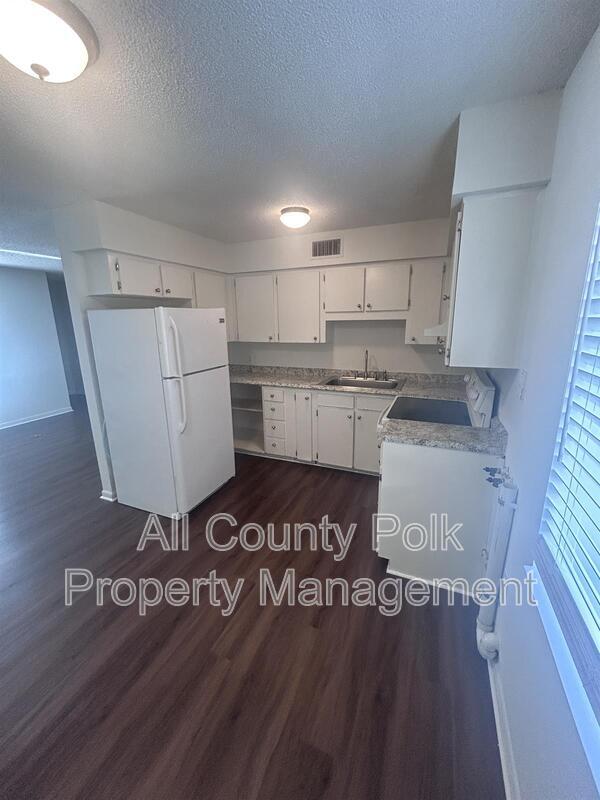 Building Photo - 915 Ariana St