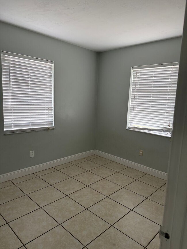 Building Photo - Three bedrooms one bath Deltona