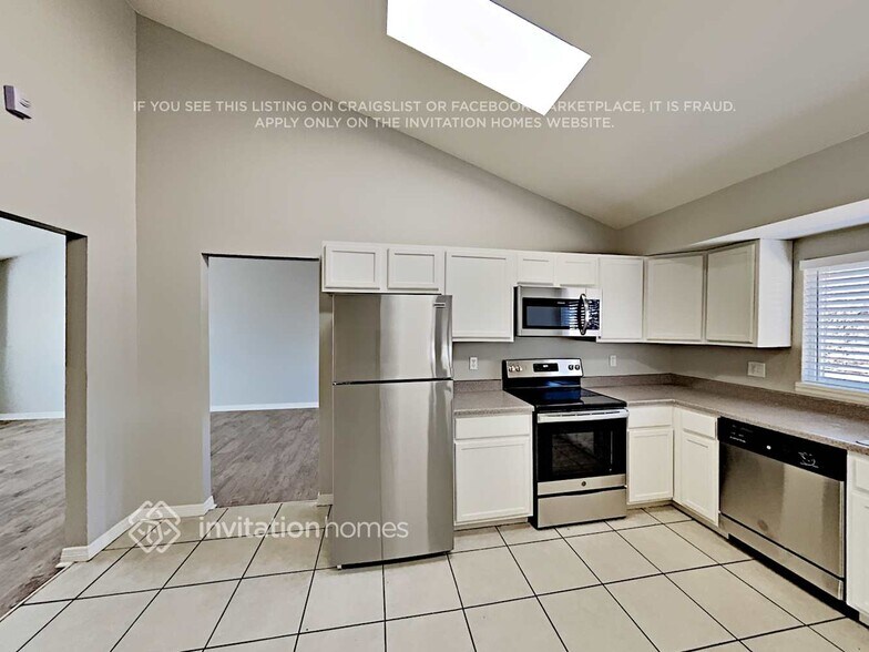 Building Photo - 3315 S Dunkirk Way