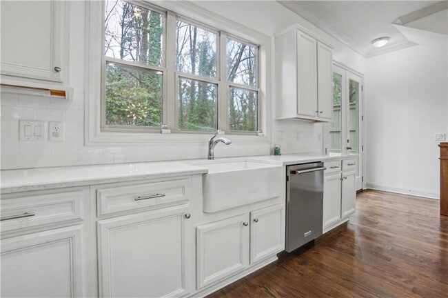 Building Photo - 2500 Skyland Dr NE