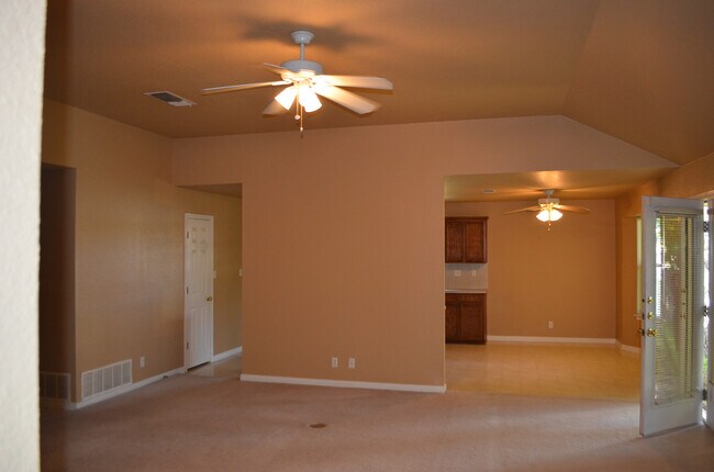 Building Photo - Fantastic 4BR/2BA in Highly Sought After Country Trails!