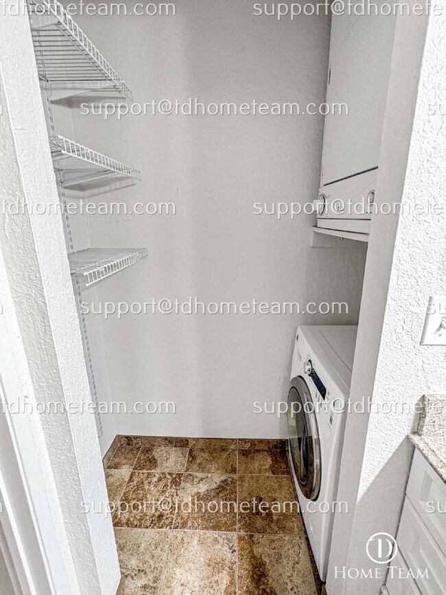 Building Photo - "Chic & Cozy 2-Bed Condo Retreat in Kirkland - 923 Sq Ft of Modern Living!"