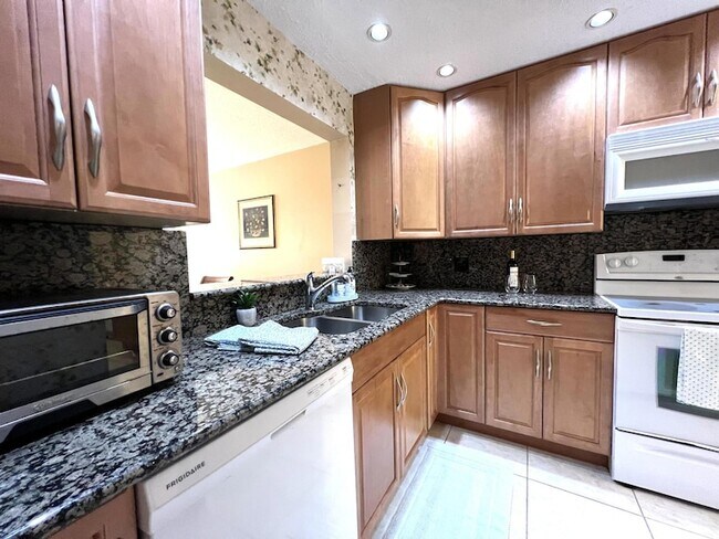 Building Photo - 5908 Viale Elizabeth