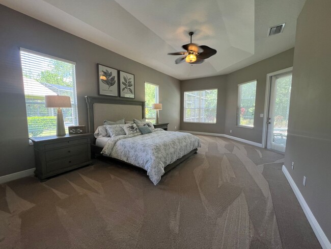 Building Photo - Beautiful 5 Bed 4 Bath Pool Home in the gu...