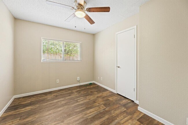 Building Photo - 906 Oleander Ln