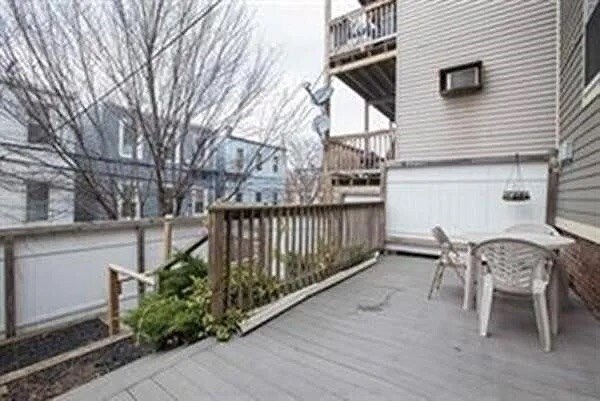 Building Photo - 296 Meridian St
