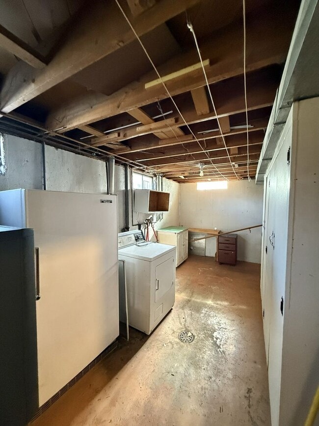 Building Photo - Cute, Comfy & Convenient — 4-Bedroom Ogden...