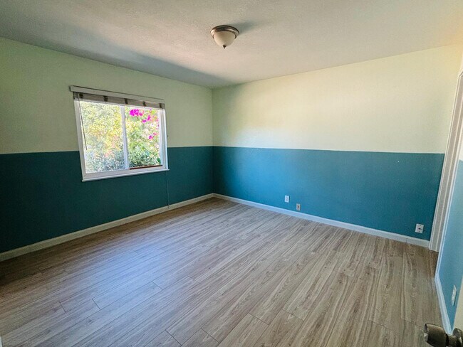 Building Photo - 1725 Hogar Dr