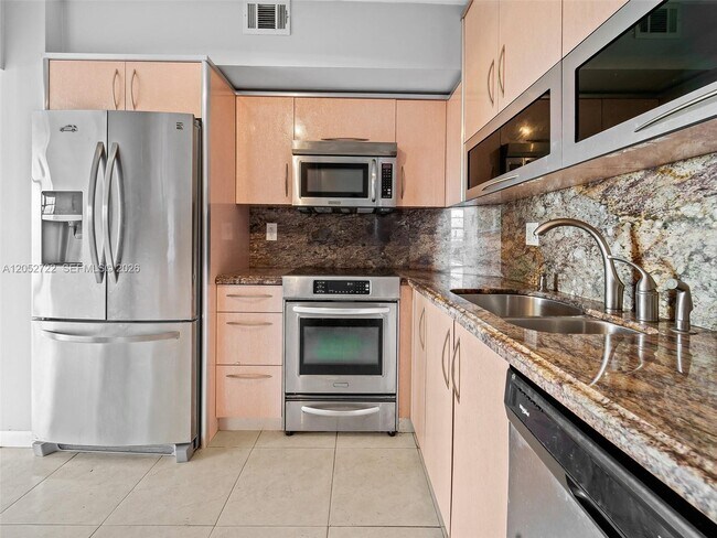 Building Photo - 500 Bayview Dr