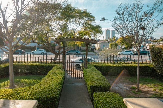 Building Photo - 137 25th St