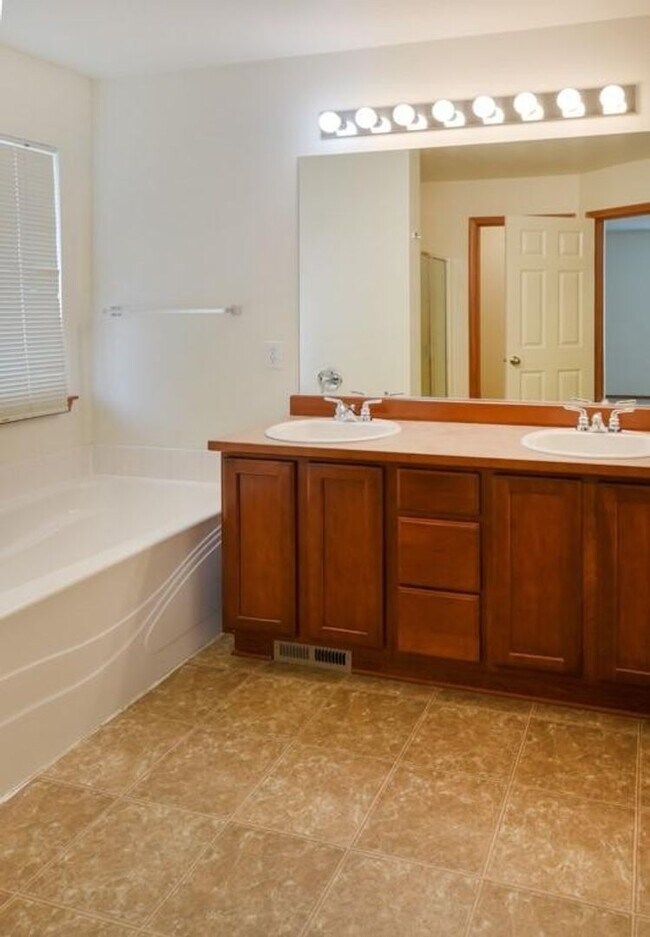 Building Photo - 4bd/2.5ba Lake Stevens Home