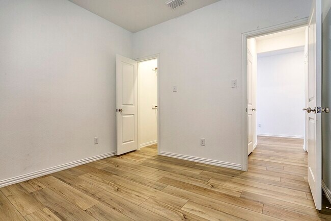 Building Photo - 215 Olmstead Dr