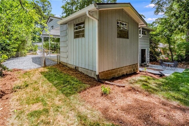 Building Photo - 2563 Beverly Hills Dr