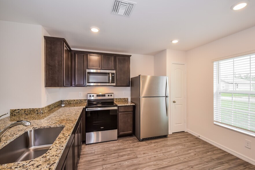 Building Photo - 879 Youngreen Dr