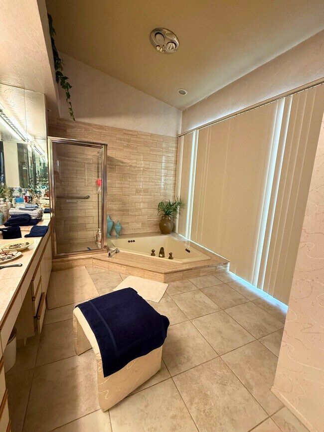 Building Photo - 253 Kavenish Dr