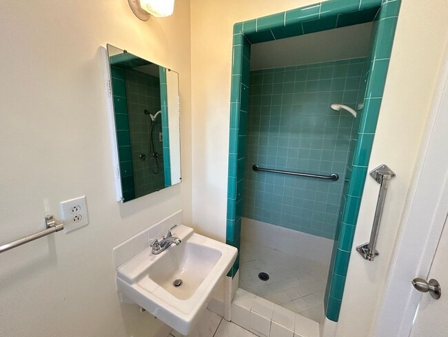 Building Photo - Adorable 5 Bedroom 3 Bathroom Orange Home Near Old Towne!