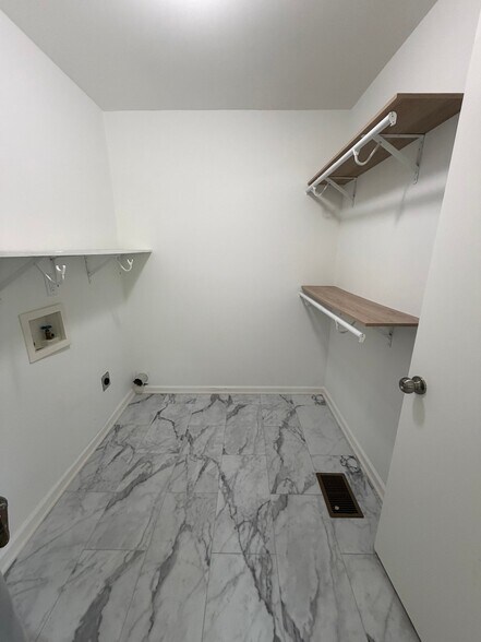 Building Photo - 1023 Deerfoot Dr