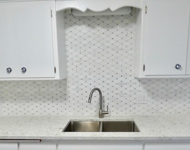 Building Photo - 1332 W Mulloy Dr