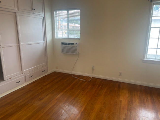 Building Photo - 717 W Glenoaks Blvd