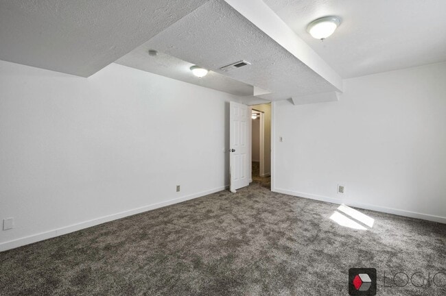 Building Photo - Stunning Single Family Home In Excellent M...