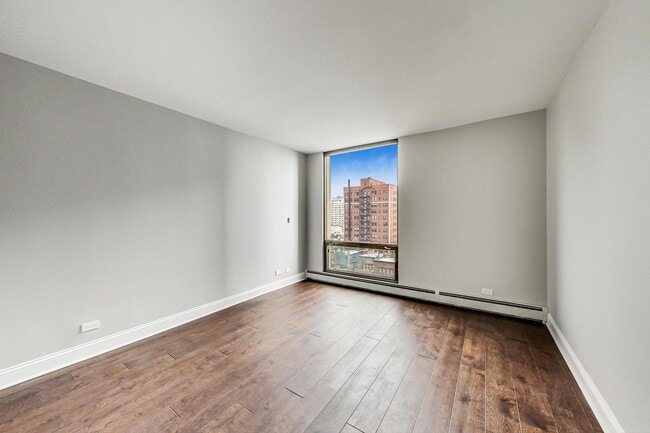Building Photo - 100 E Bellevue Pl