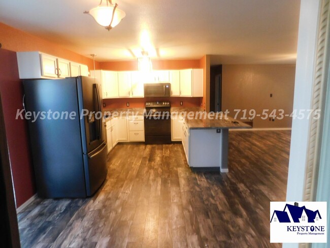 Building Photo - Pueblo West Rancher with Beautiful Views! ...