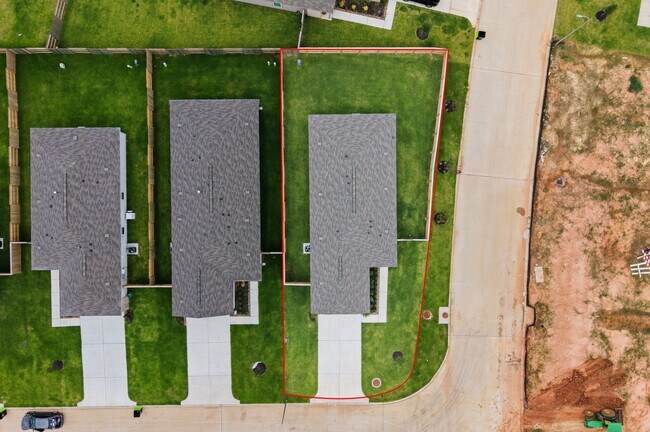 Building Photo - 702 Umbrella Tree Dr