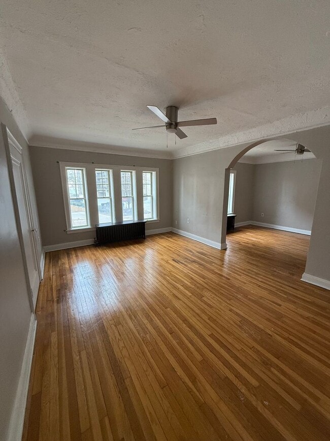 Building Photo - Spacious Apartment for Rent in Edgewater!