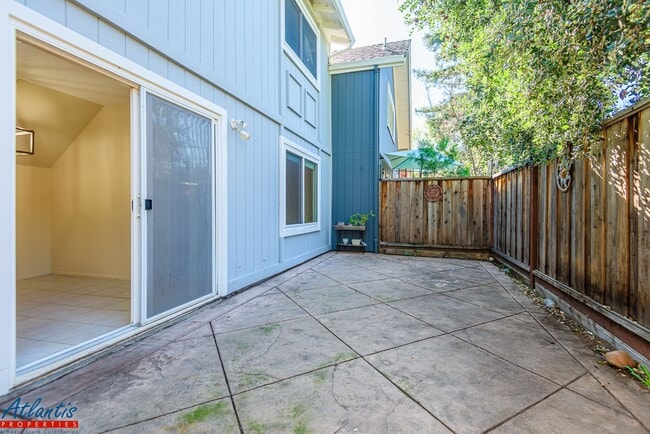 Building Photo - Gorgeous Townhouse | Private Outdoor Space | Central A/C