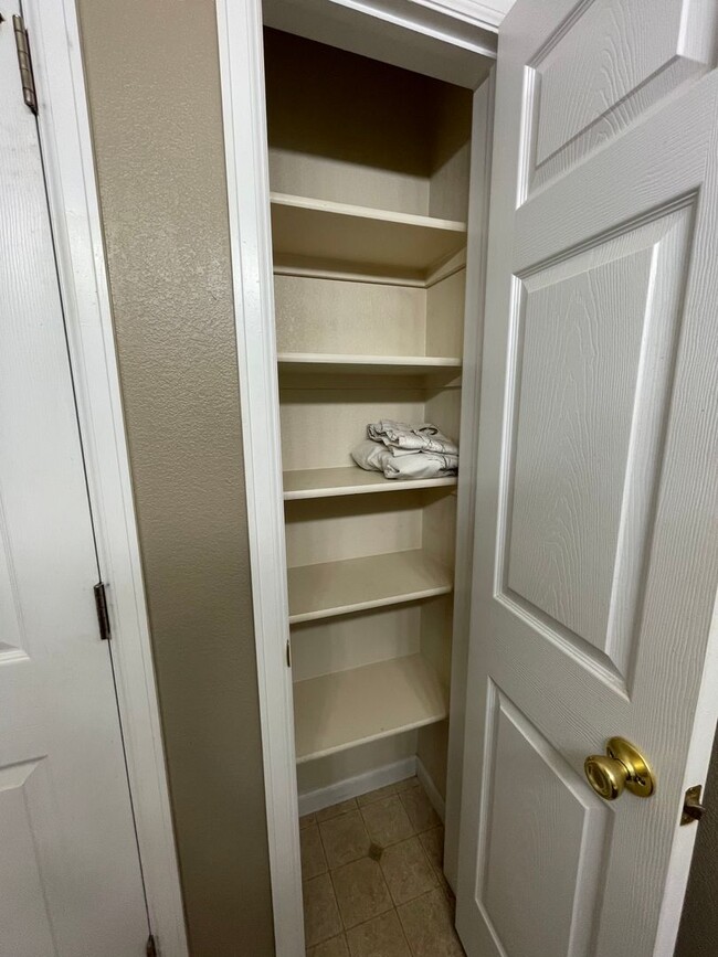 Building Photo - Charming Main Floor Condo in Water Valley