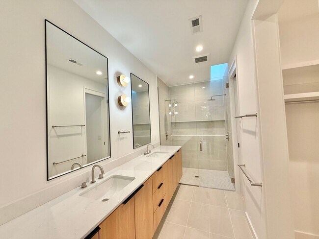 Building Photo - **OFFERING REFUNDABLE APPLICATION FEES** Beautiful 3BD, 3.5BA Downtown Raleigh Townhome with an A...