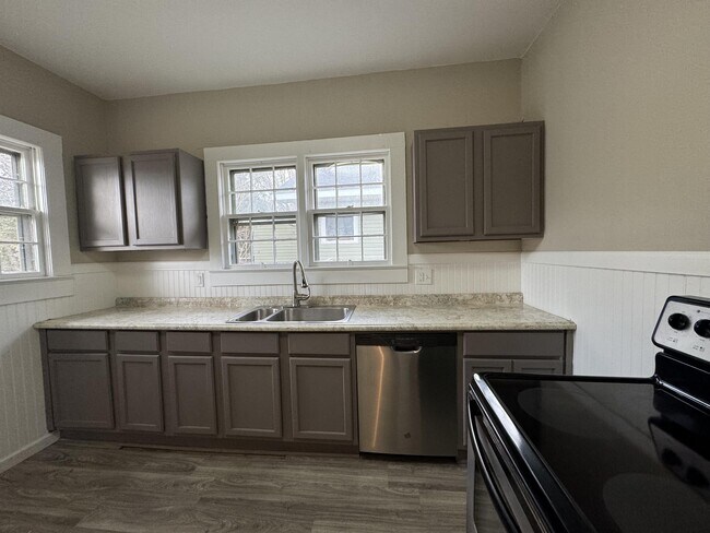 Building Photo - 2017 Lee High Dr NE