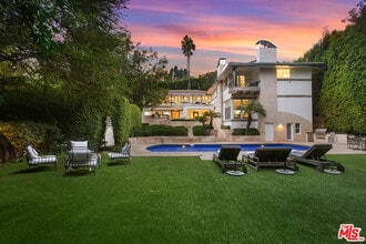 Building Photo - 661 Doheny Rd