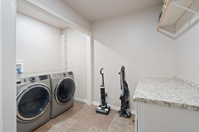 Building Photo - 115 Gyna Dr