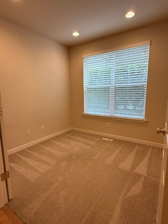 Building Photo - 3bd/2.5ba Sammamish Townhome