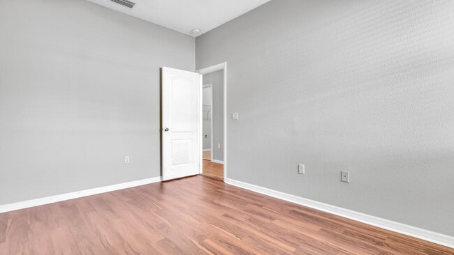 Building Photo - Beautiful 3BD/2BTH Home in Colony Lakes!