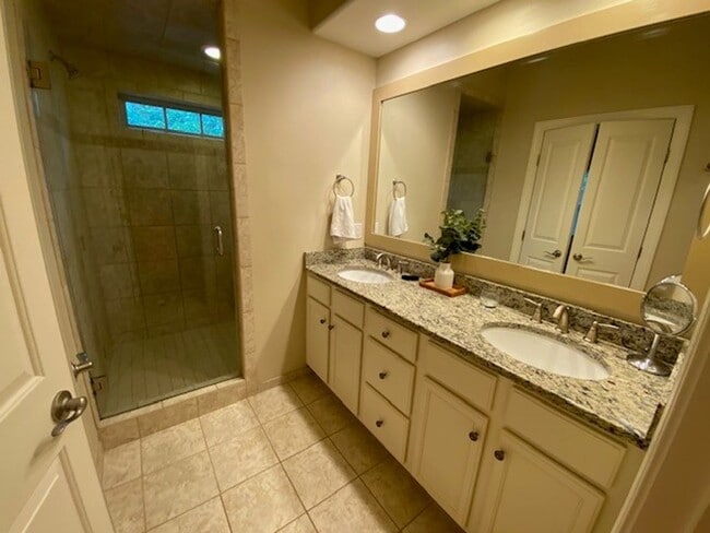 Building Photo - Beautiful Fully Furnished 3 bed 2 bath hom...